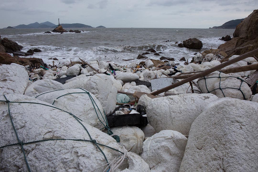 福州市使用保麗龍作為定置漁網的浮球,馬祖海岸上不時地鋪上白茫茫一片保麗龍。