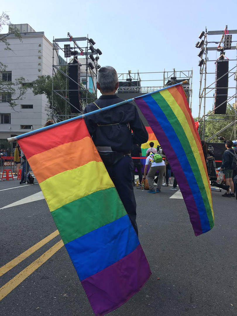 人潮散去後,祁家威靜靜站在無車少人的濟南路中央。