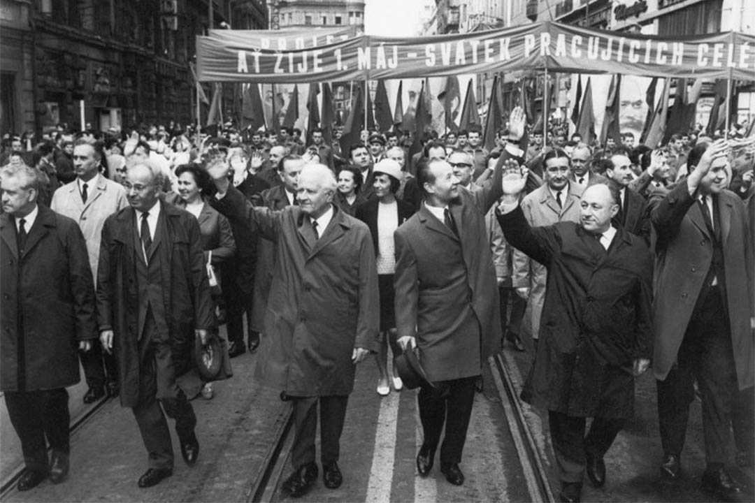 1968年5月1日,布拉格之春期間,捷克共產黨書記亞歷山大·杜布切克 (Alexander Dubcek) (左三) 在勞動節遊行中向群眾揮手。