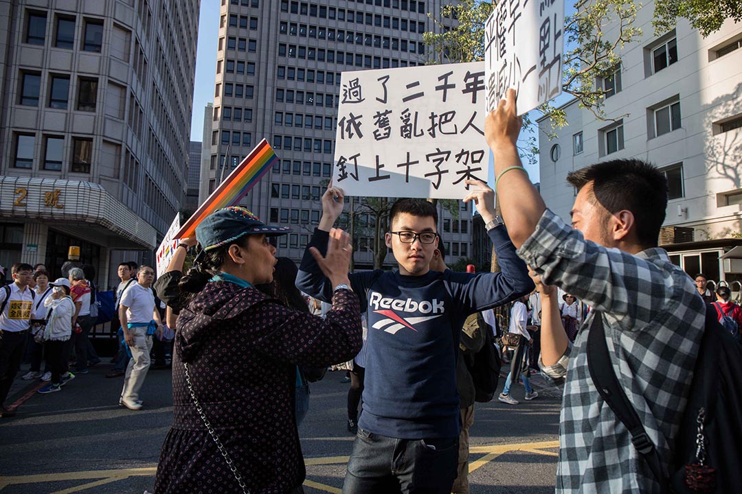 11月17日，「下一代幸福聯盟」號召上萬人包圍立法院，聲援同志的人舉牌被阻擋在外。