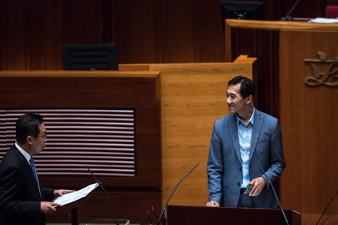 2016年10月12日,姚松炎宣誓就任立法會議員時在誓詞中增加內容。