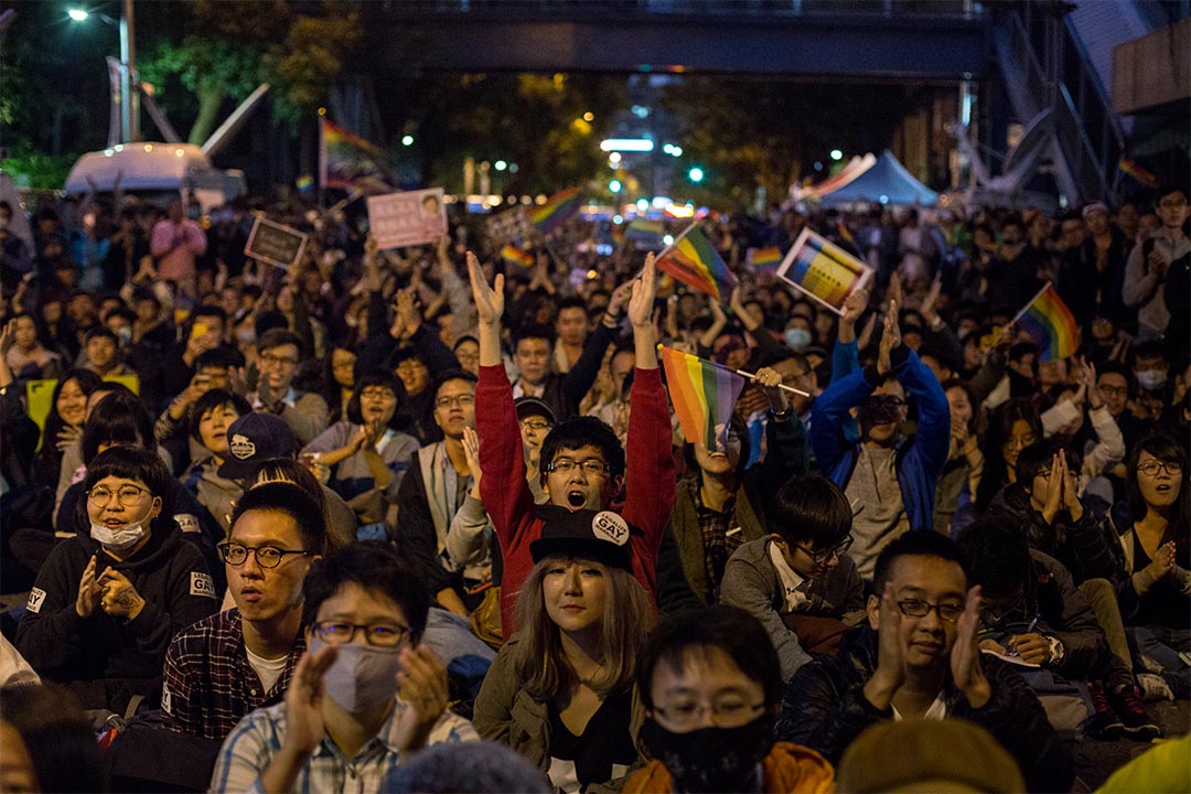 圖為2016年11月28日,台灣同性婚姻公聽會第二場,場外有同志集會。