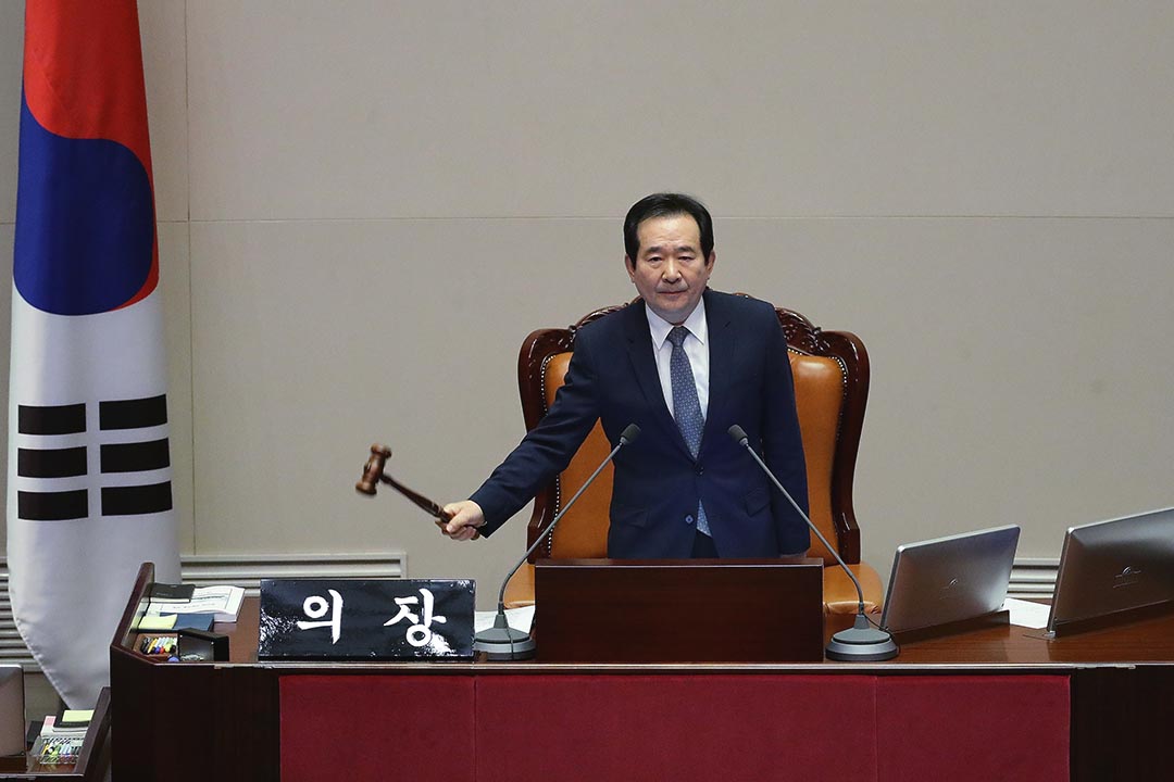 2016年12月9日,南韩首尔,国会议长丁世均宣布通过弹劾总统朴槿惠的动议。