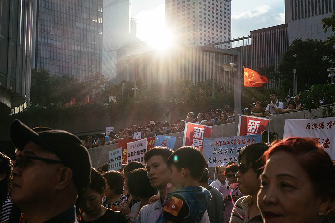 2016年11月13日,金鐘,建制團體於添馬公園舉行支持人大釋法及反港獨集會。