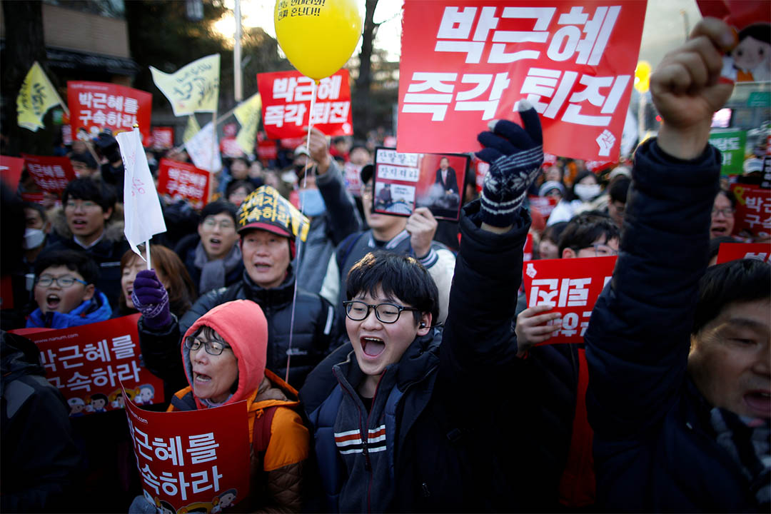 2016年12月10日,韓國首爾,人們繼續在青瓦臺外集會,要求總統朴槿惠下台。