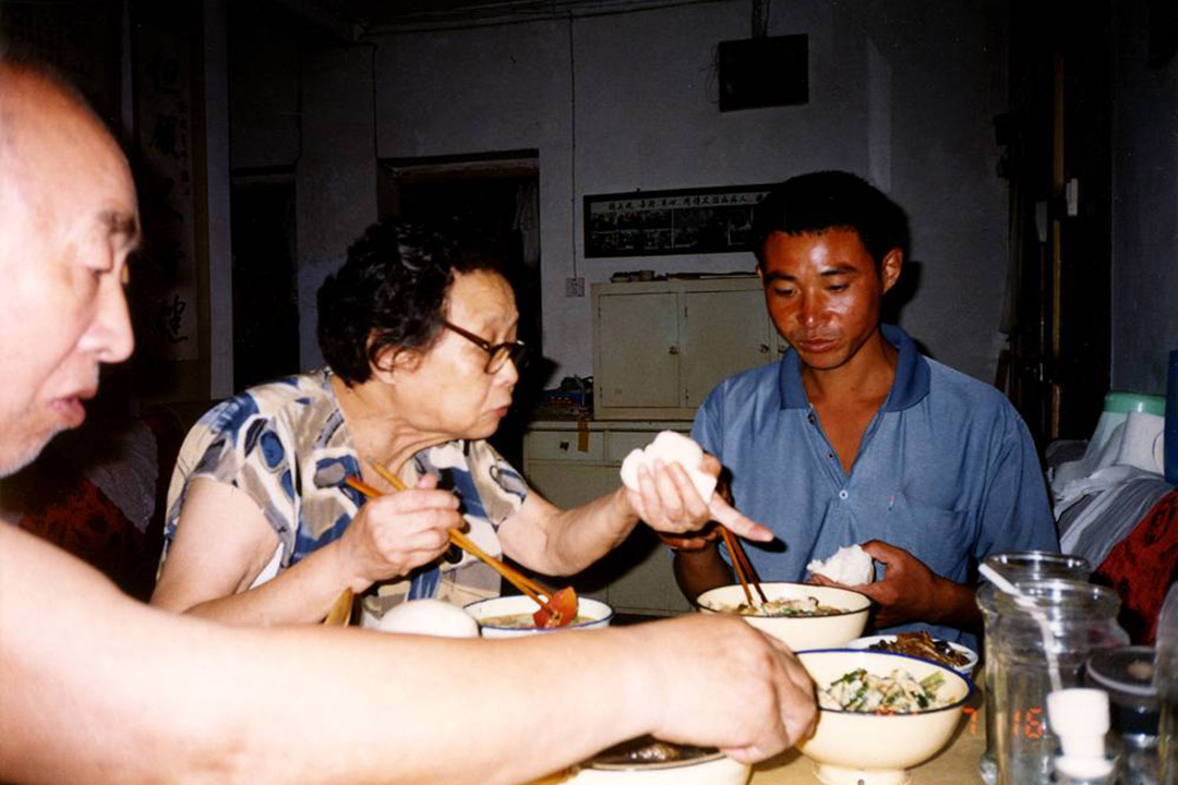 愛滋病病人在高耀潔家吃飯。