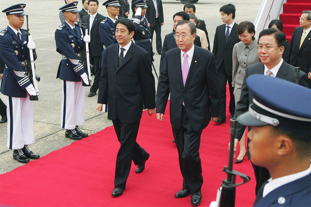 2006年10月9日，南韓，時任外交通商部部長的潘基文與日本首相安倍晉三。 