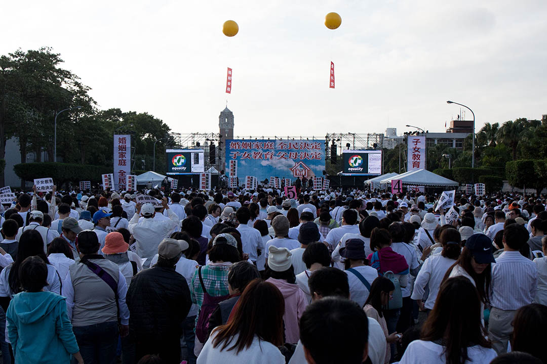 12月3日,護家盟發起「百萬家庭站出來!婚姻家庭,全民決定」遊行。