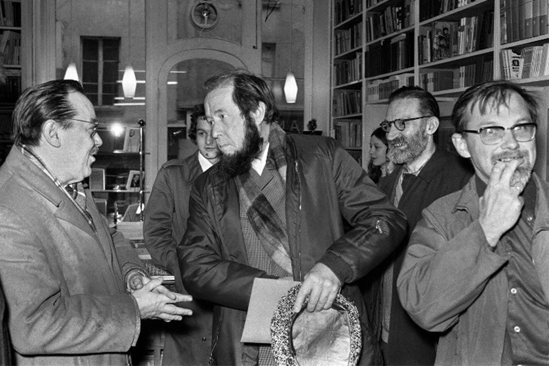圖為1975年1月4日,流亡海外的蘇聯異見作家Alexander Solzhenitsyn回答記者問題。
