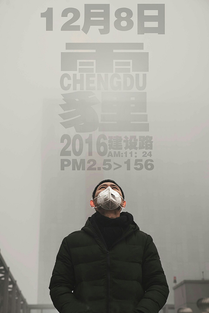 攝影師李傑(化名)和他的同事在工作室樓上的天台拍攝的照片。
