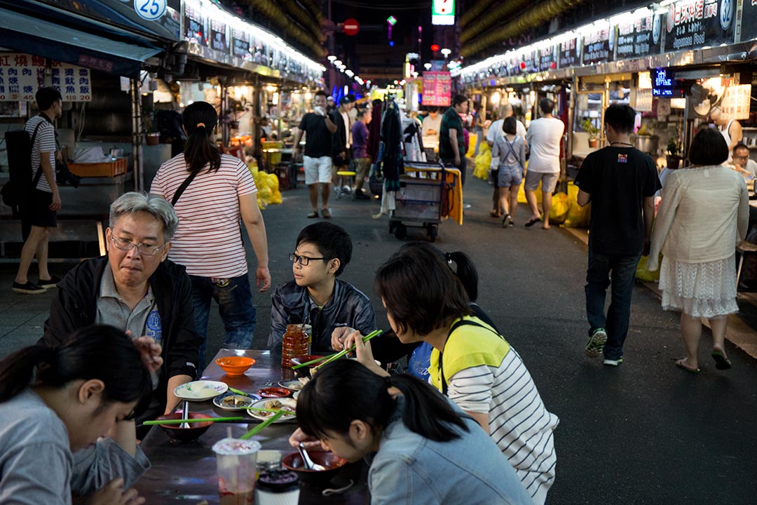 深夜的基隆廟口,還有許多當地客人來吃宵夜。