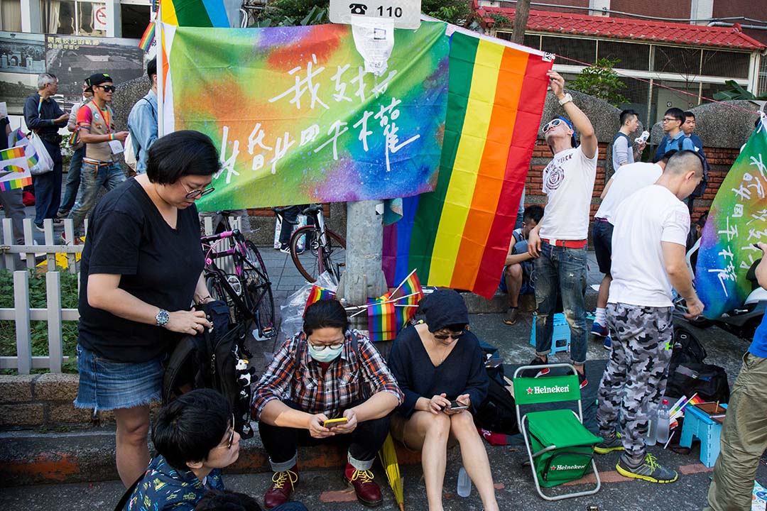 12月26日,挺同民众挂起各式各样旗帜标语。