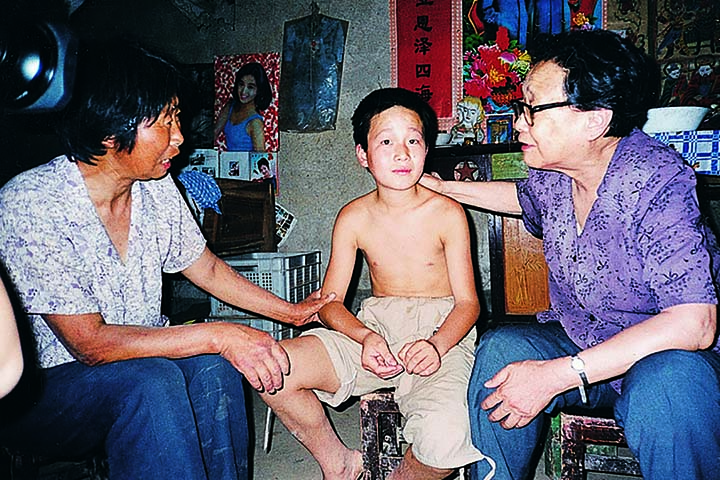 高耀潔收養愛滋孤兒。