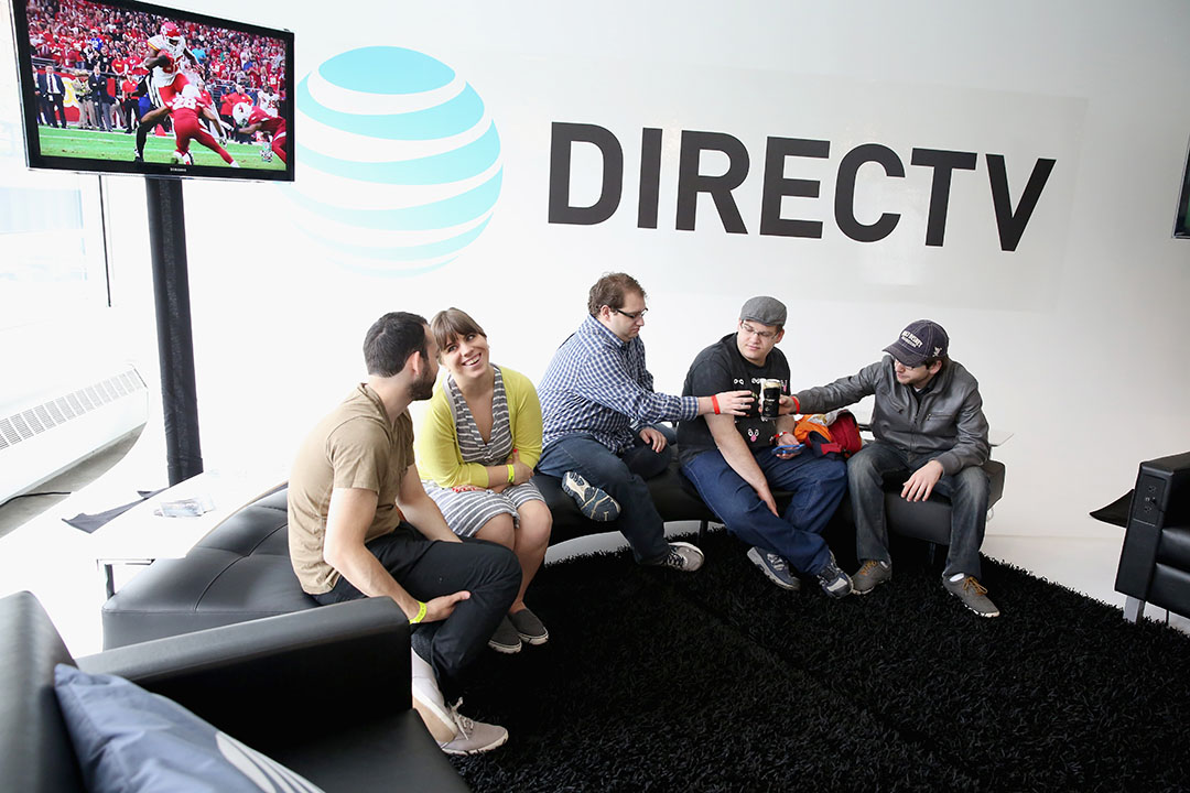 访客到DIRECTV参观体验。
