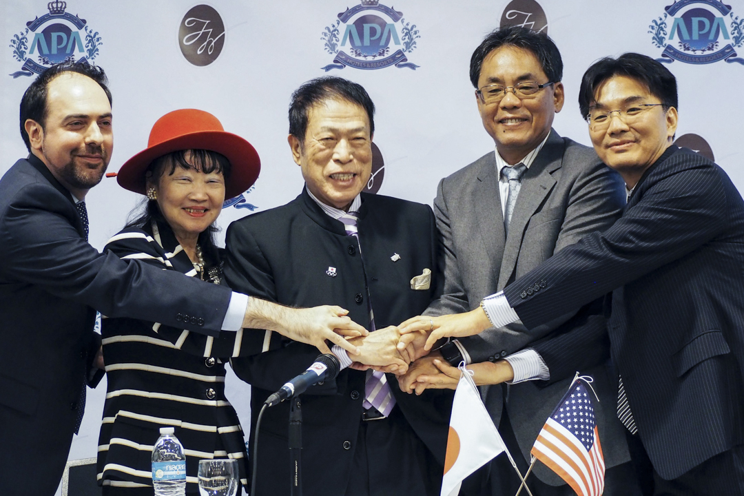 2015年11月12日,APA集團CEO元谷外志雄(中)出席紐約記者會。 公佈位於新澤西州的新酒店「APA Woodbridge」即將開幕。