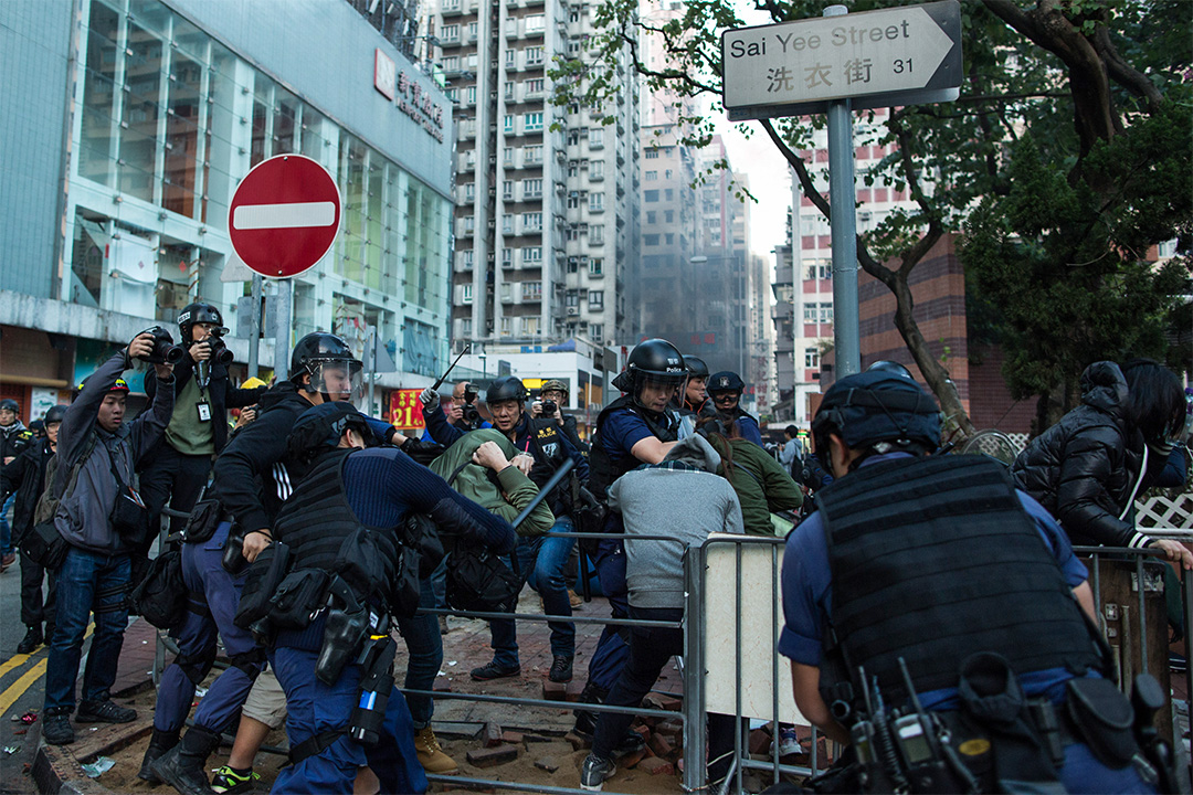 警方出動「速龍小隊」,拘捕旺角騷亂的參與者。