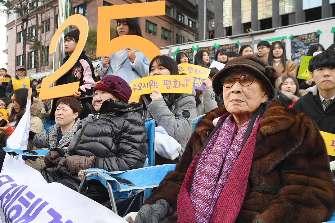 2017年1月4日,南韓釜山,有市民到日本大使館前示威。