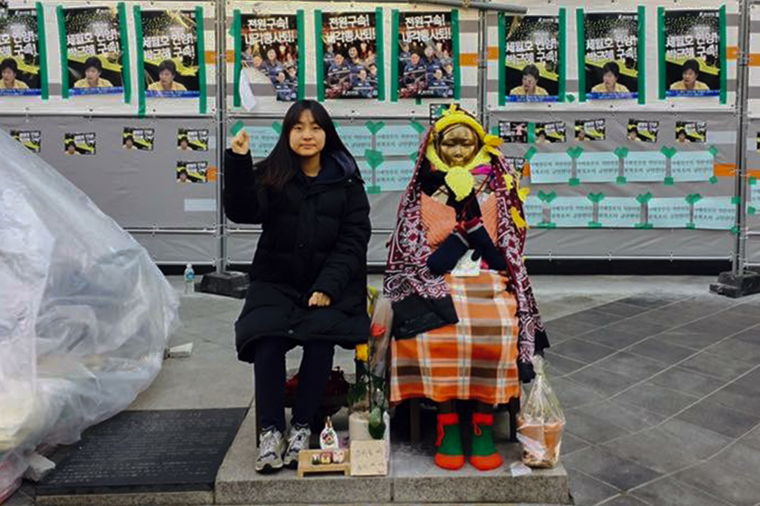 2015年冬天起,在日本大使館外守護「少女像」的韓林大學學生金娜真。