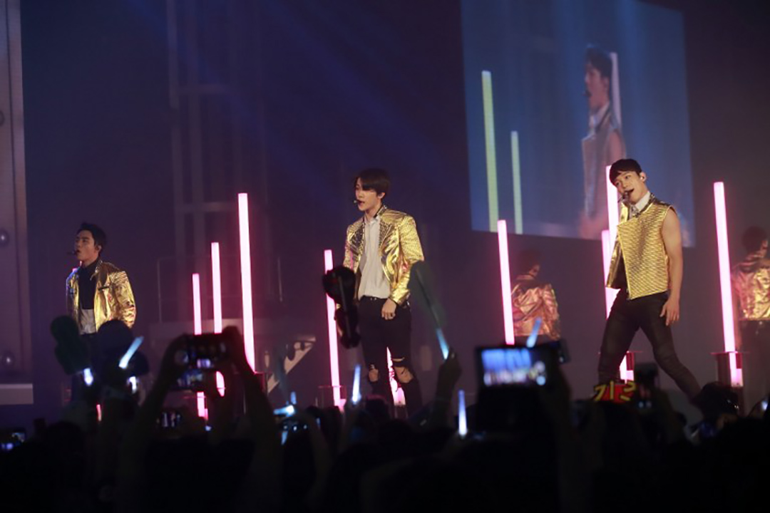 南韩男团EXO于2015年举行EXOPLANET#2 - The EXO'luXion演唱会。