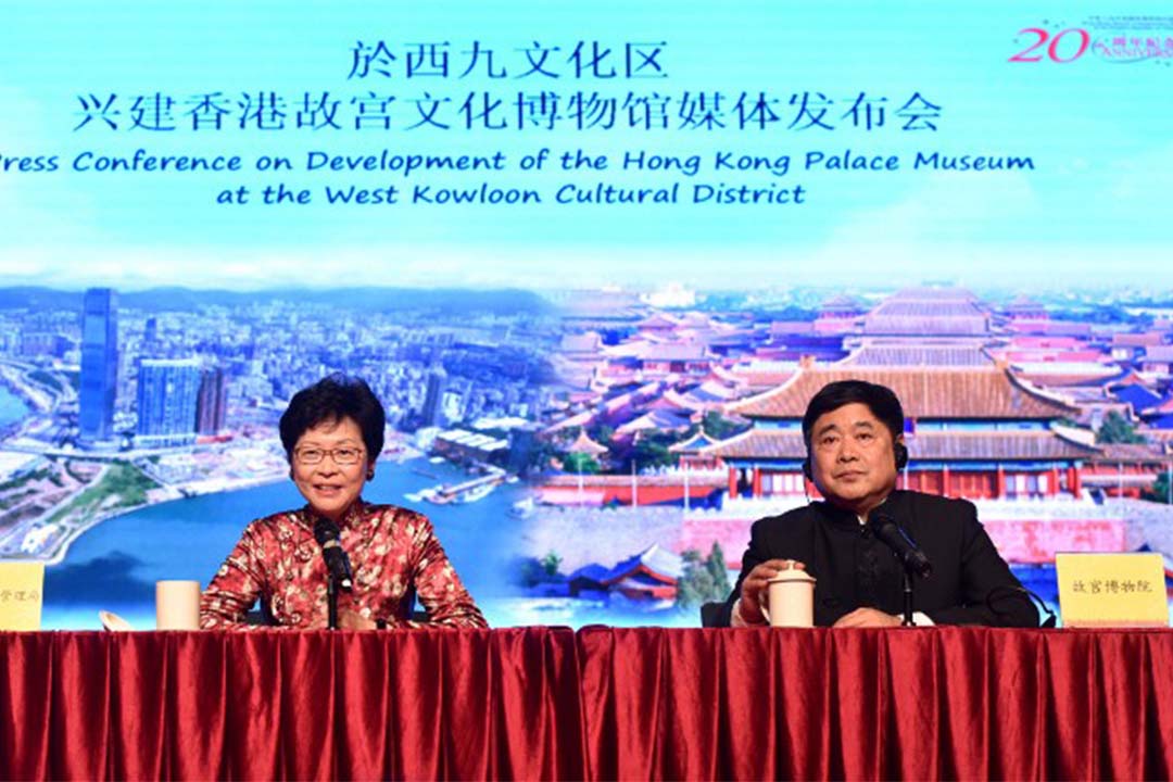 2016年12月23日,北京,西九管理局主席林鄭月娥與故宮博物院院長單霽翔出席記者會。