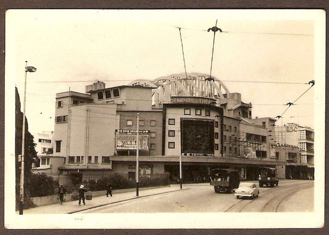 舊皇都戲院建於1952年，前身為璇宮戲院，至1959年易手成皇都戲院。