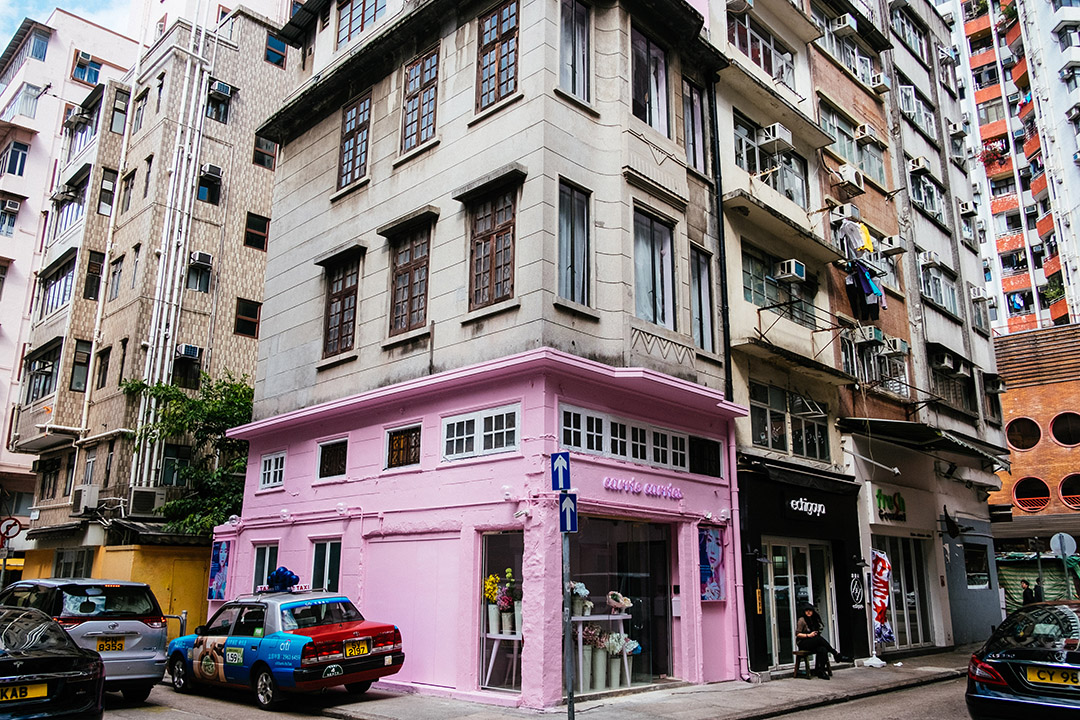 建於一九三三年被列為三級歷史建築的大坑第二巷四號唐樓，地舖外牆被漆上粉紅色。