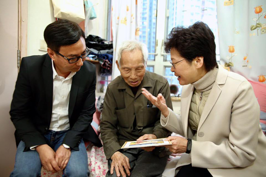 林鄭月娥在新思維主席狄志遠的陪同下,探訪一位名為「福伯」的長者。