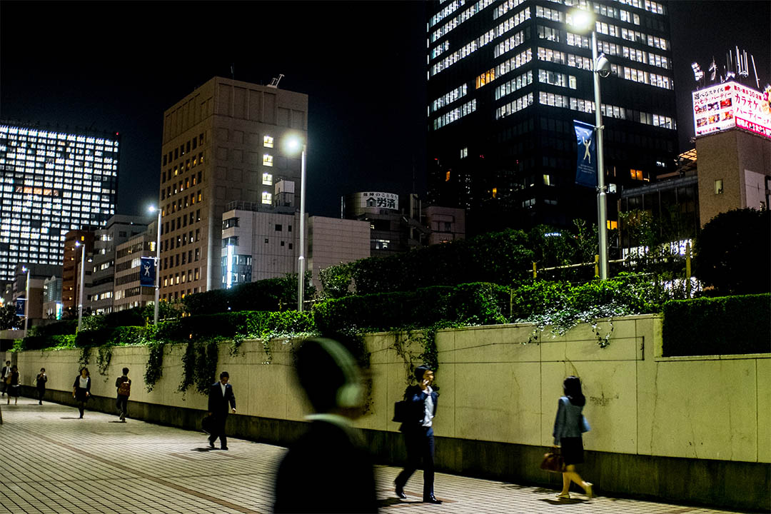 圖為2015年10月19日,日本東京,人們下班。