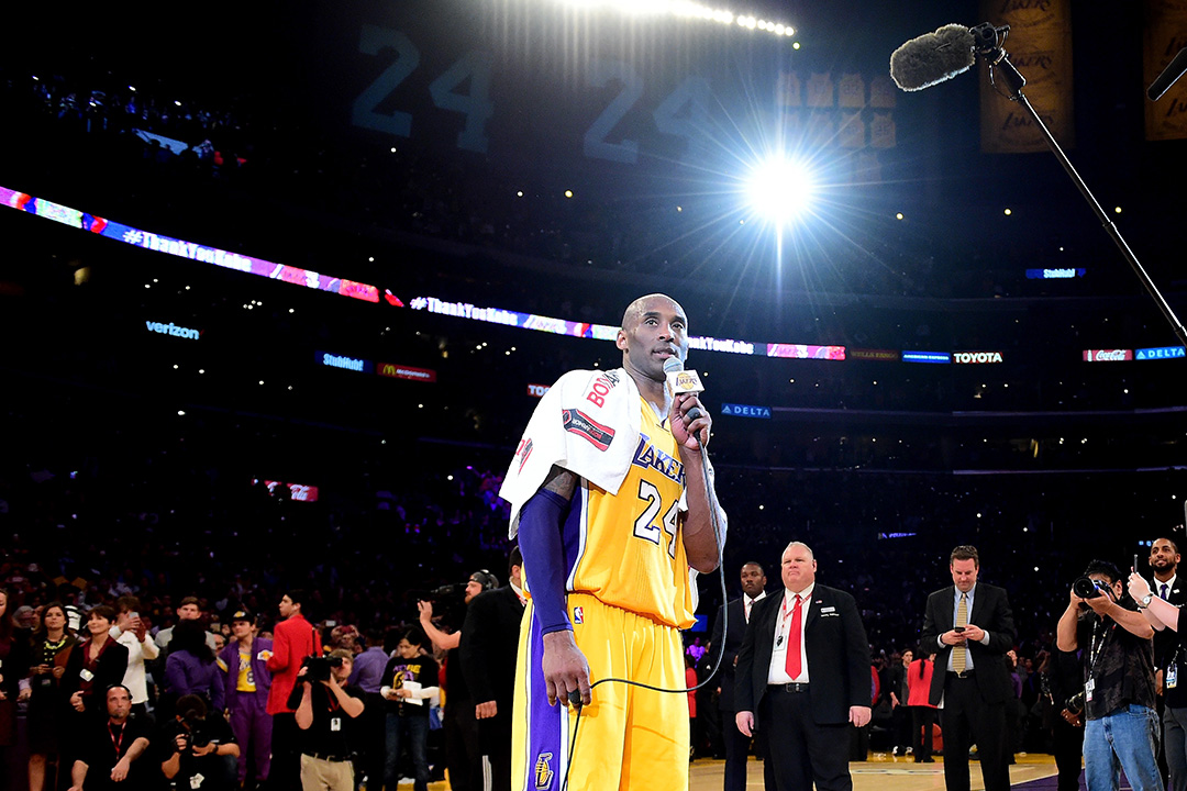 NBA巨星科比在最后一场球赛中发表谈话。