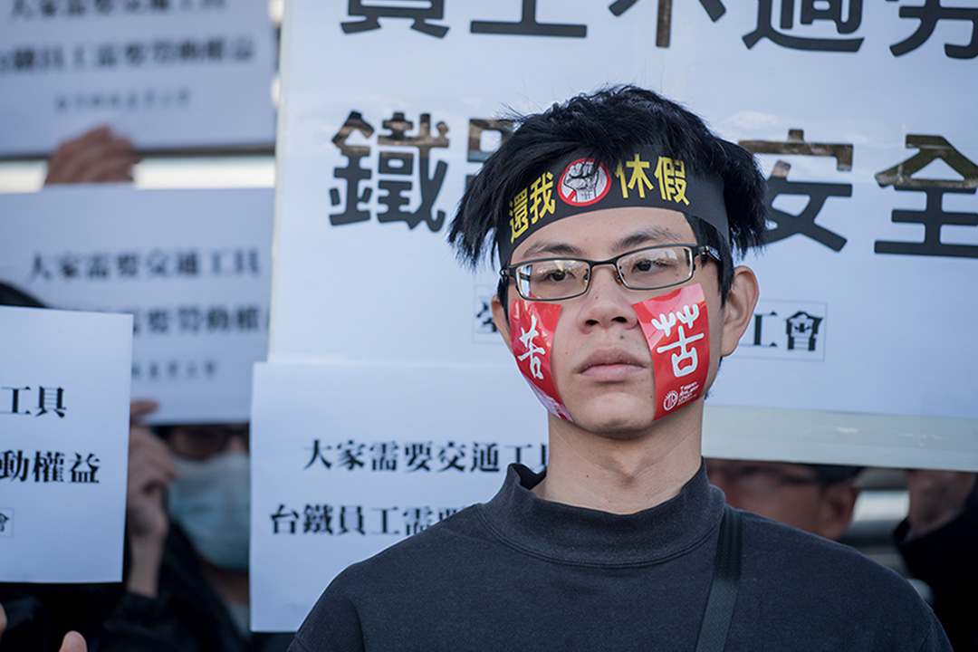 台鐵長期人力不足,一直以來將運務人員的勞動力撐到最緊繃,台鐵人員幾乎全年無休。