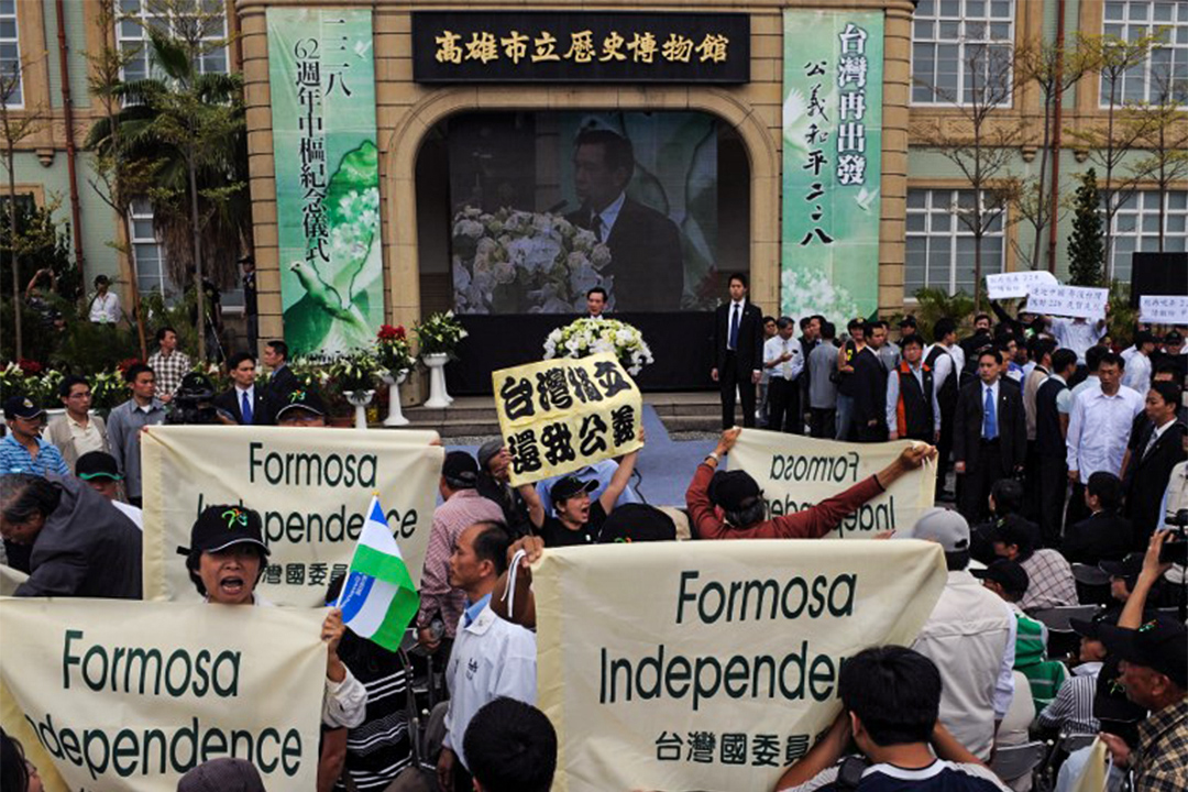 2009年2月28日,馬英九在高雄出席二二八事件62週年紀念活動。