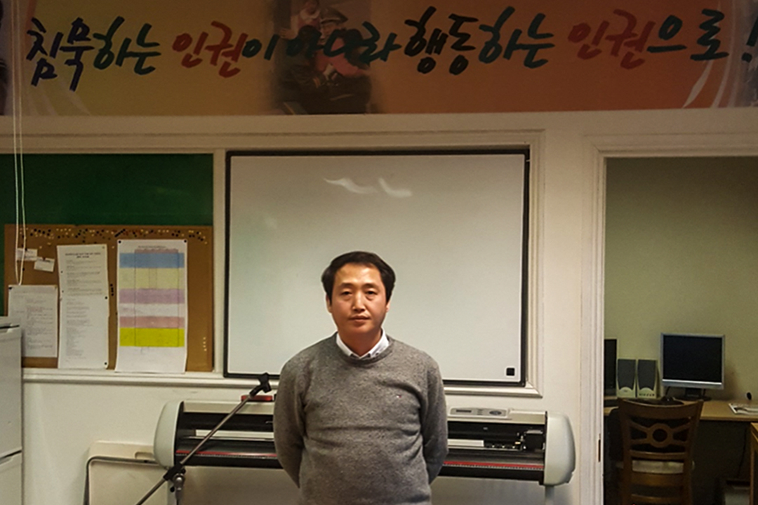 脱北者金周日(Kim Joo Il),是倫敦唯一一家面向北韓人的報社「Free NK」的創始人。