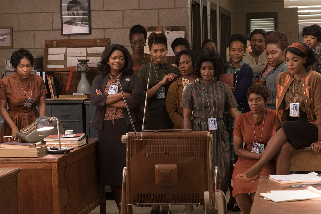 《Hidden Figures》劇照。在種族隔離被人們習以為常的 NACA 時代，黑人女計算員們被隔離在園區西部的建築裏工作，與白人使用不同的食堂和洗手間。