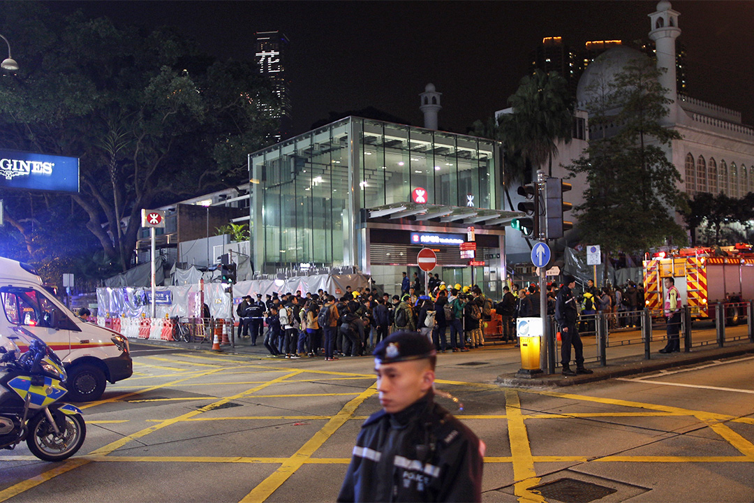 尖沙咀地鐵站外,警方及救護人員守候。
