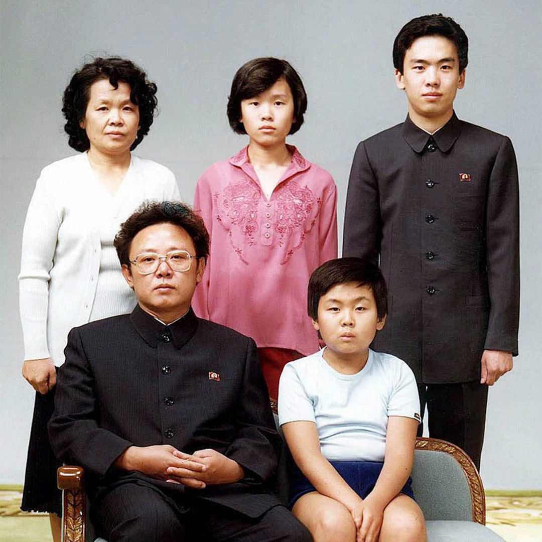金正男(右下)作为金正日的第一个儿子,自小受到父亲宠爱,摄于1981年北韩平壤。