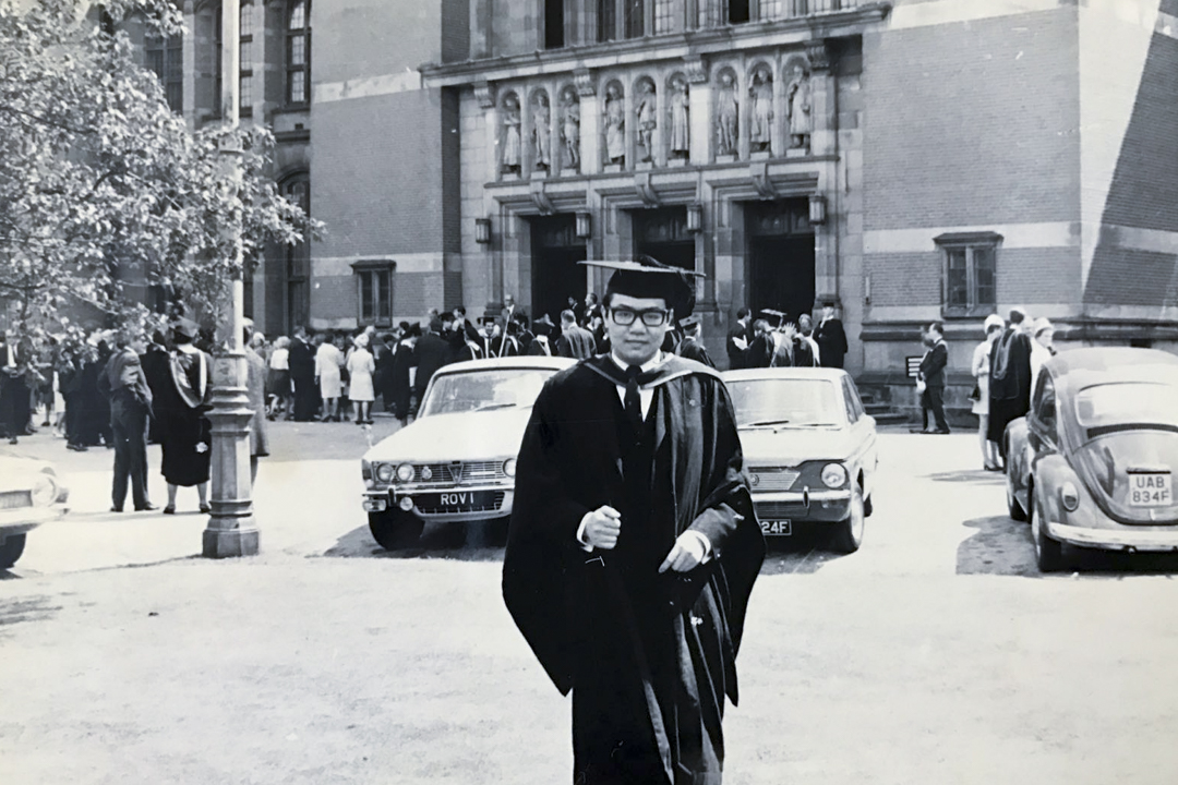 1968年,胡國興於英國伯明翰大學取得法學士。