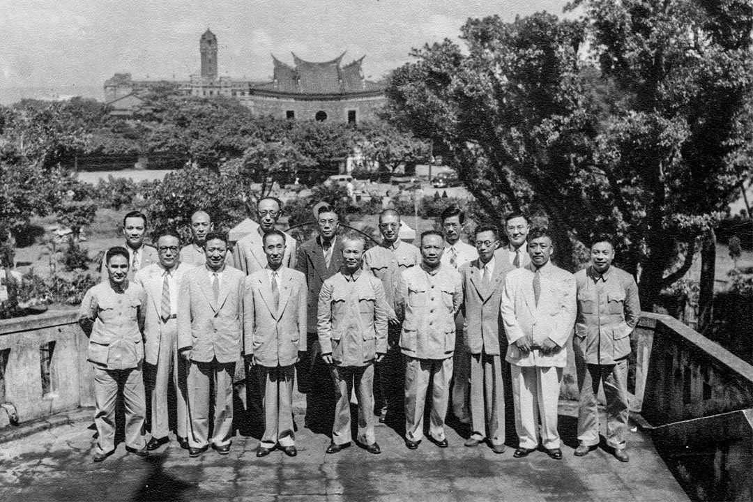 1950年代初期,陳誠(前排中)、蔣經國(前排最右)和國民黨中央改造委員會的核心成員合影。1949年中期,陳誠違抗蔣介石旨意,協助穩定了台灣。