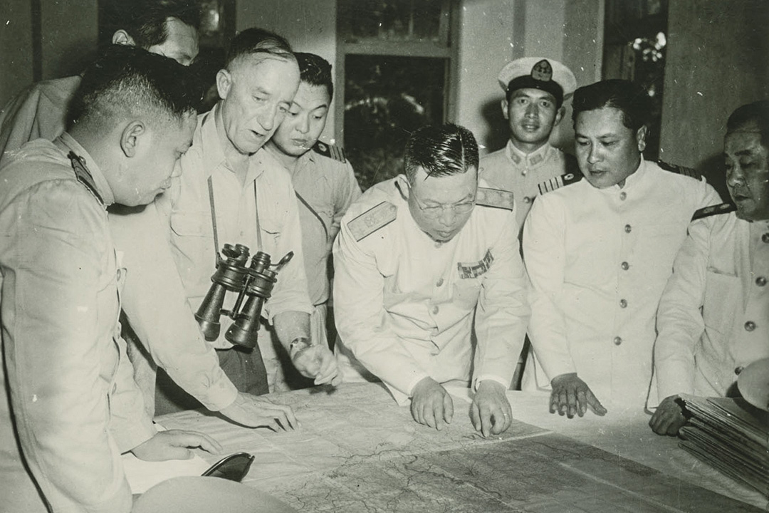 大約在1950年,柯克(左二)與一群國民黨軍官開會。