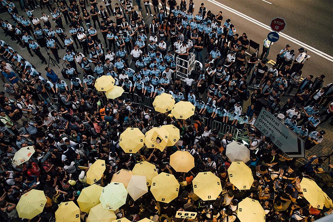 2015年9月28日，大批市民在香港政府综合大楼外示威。