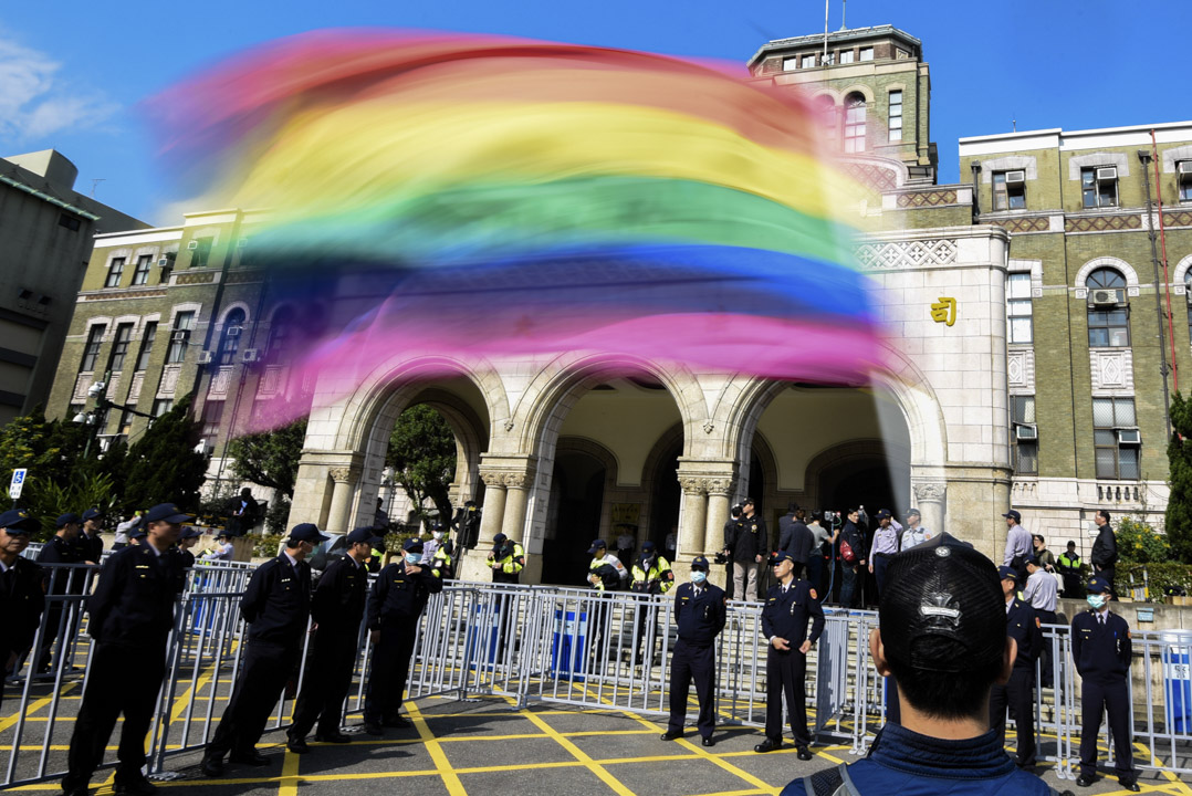同志團體在憲法法庭外聲援。