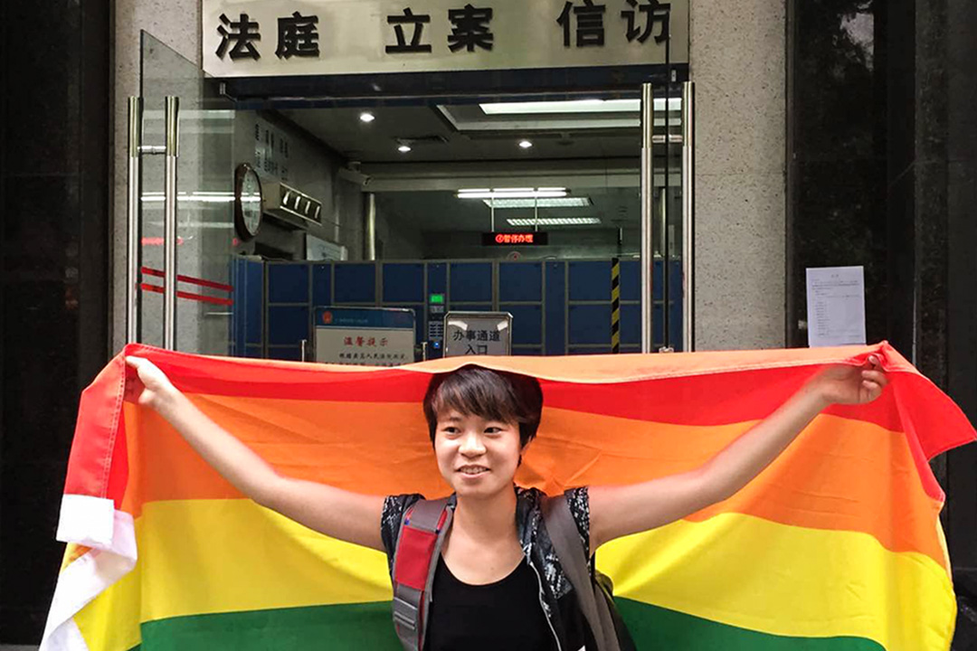 2015年7月29日,秋白帶著夥伴們一同前往廣州市中級人民法院門口抗議。