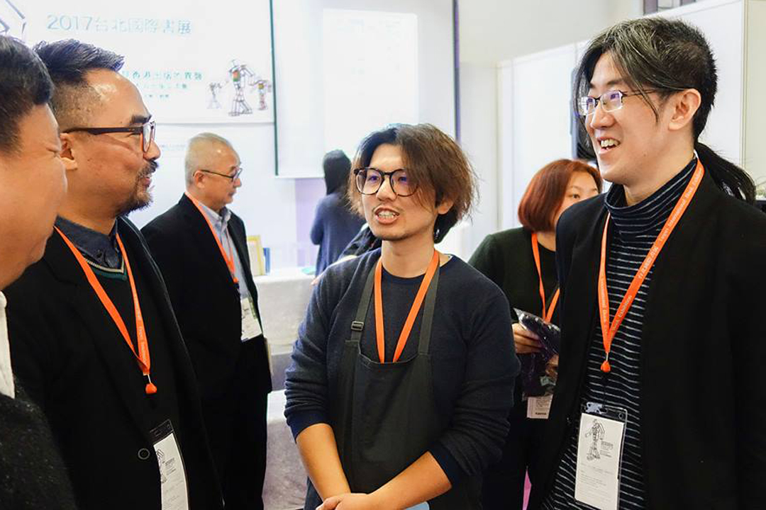 印象文字出版人 Hyphen、逗點文創結社陳夏民、一人出版劉霽,在書展上交流出版事。