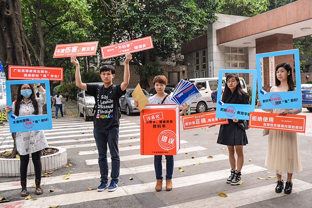 2015年3月19日,秋白在廣東省教育廳門口舉牌,以期引起教育部門與公眾的關注。