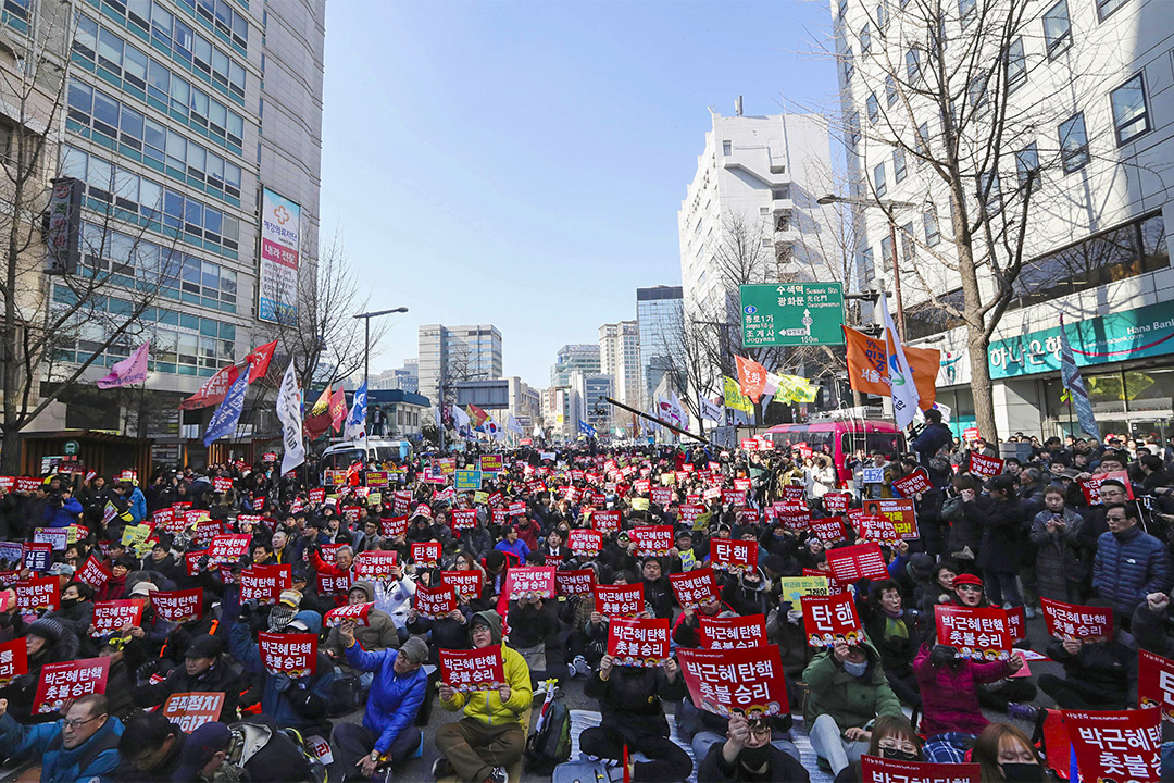 2017年3月10日,在宪法法院外,朴槿惠弹劾案的集会场面。
