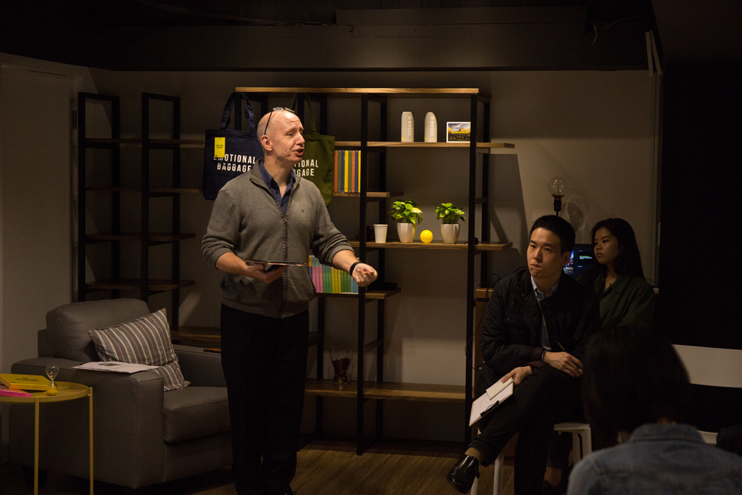 台北 The School of Life 的課程導師台北英國商會執行長 Steven Parker 上課中。