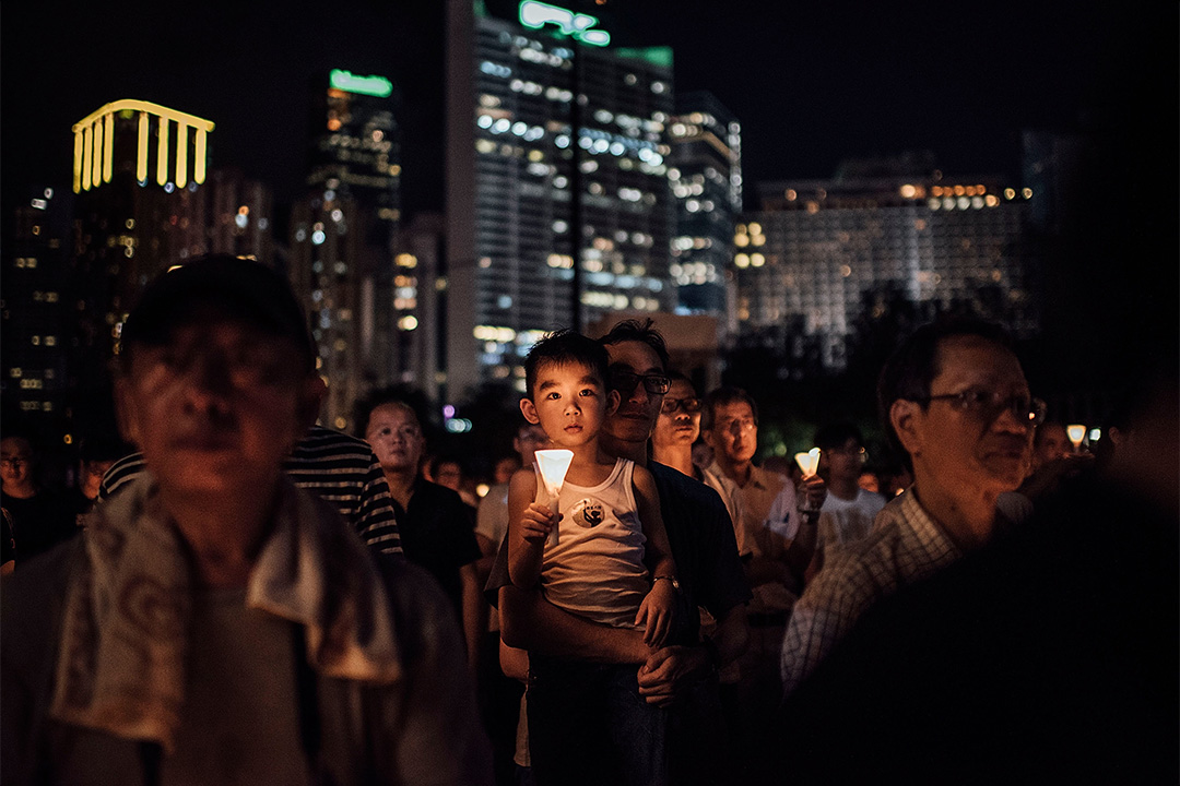 2015年,有父亲抱着男孩一同参与六四晚会。