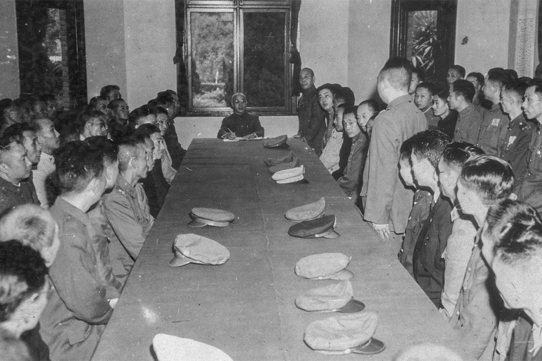 1949年11月,蔣介石(中)在重慶召集當地國民政府官員,討論西南部對共軍的最後防禦部署。