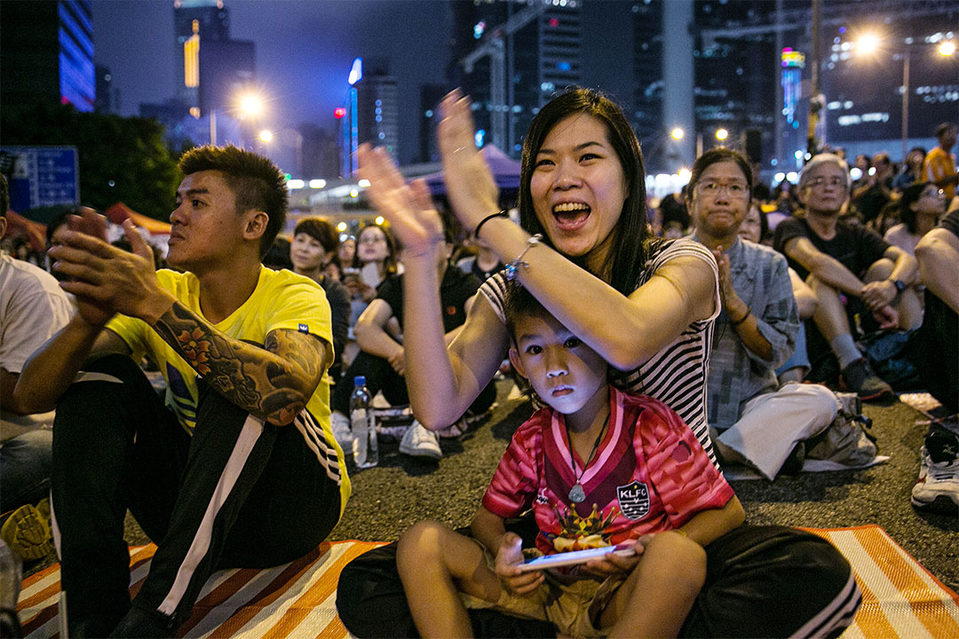 2014年10月18日,在香港,有母亲带同孩子一同于街头抗议及争取普选。