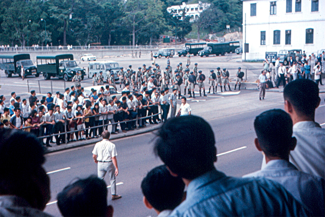 香港警察与左派暴徒对峙街头。