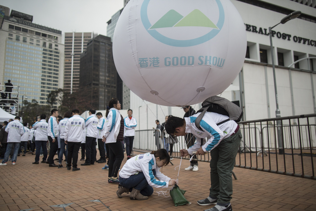 曾俊華競選團隊手持印有「香港Good Show」口號的大氣球，爭取市民支持。